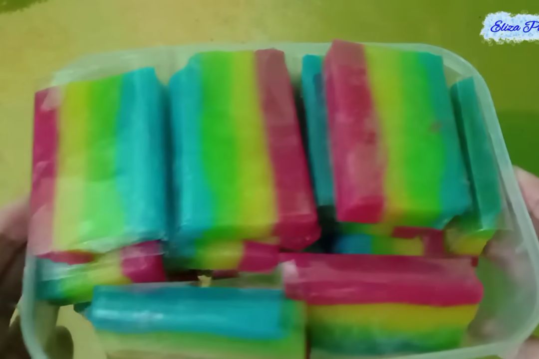 Bernostalgia dengan Es Gabus Pelangi