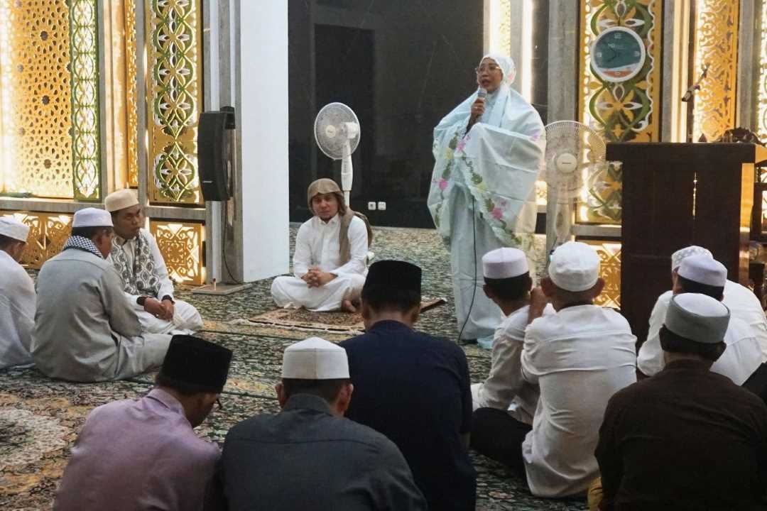 Shalat Tarawih Bareng Imam Asal Madinah, Bupati Erlina: Jadikan Ramadhan Ladang Pahala