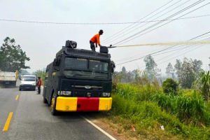 Water Canon Polres Mempawah Diterjunkan Tembus Titik Api di Desa Galang