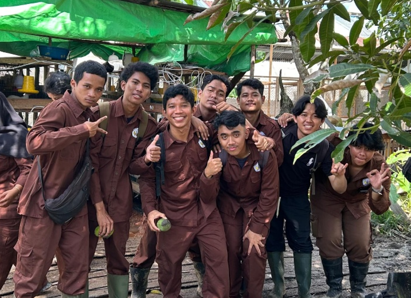 Mahasiswa Peternakan Untan Eksplorasi Keragaman Ternak  Ayam Unggul di Difya Farm